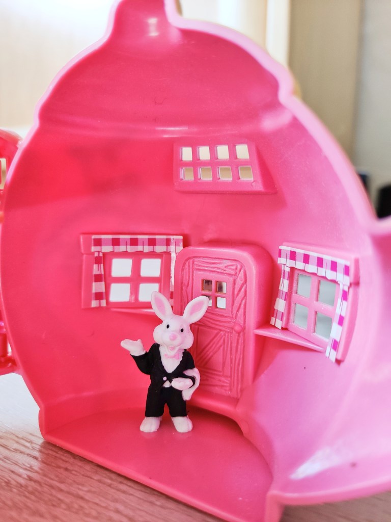 The interior of Teeny Weeny Families Hippity Hop Cafe teapot from the front door side.